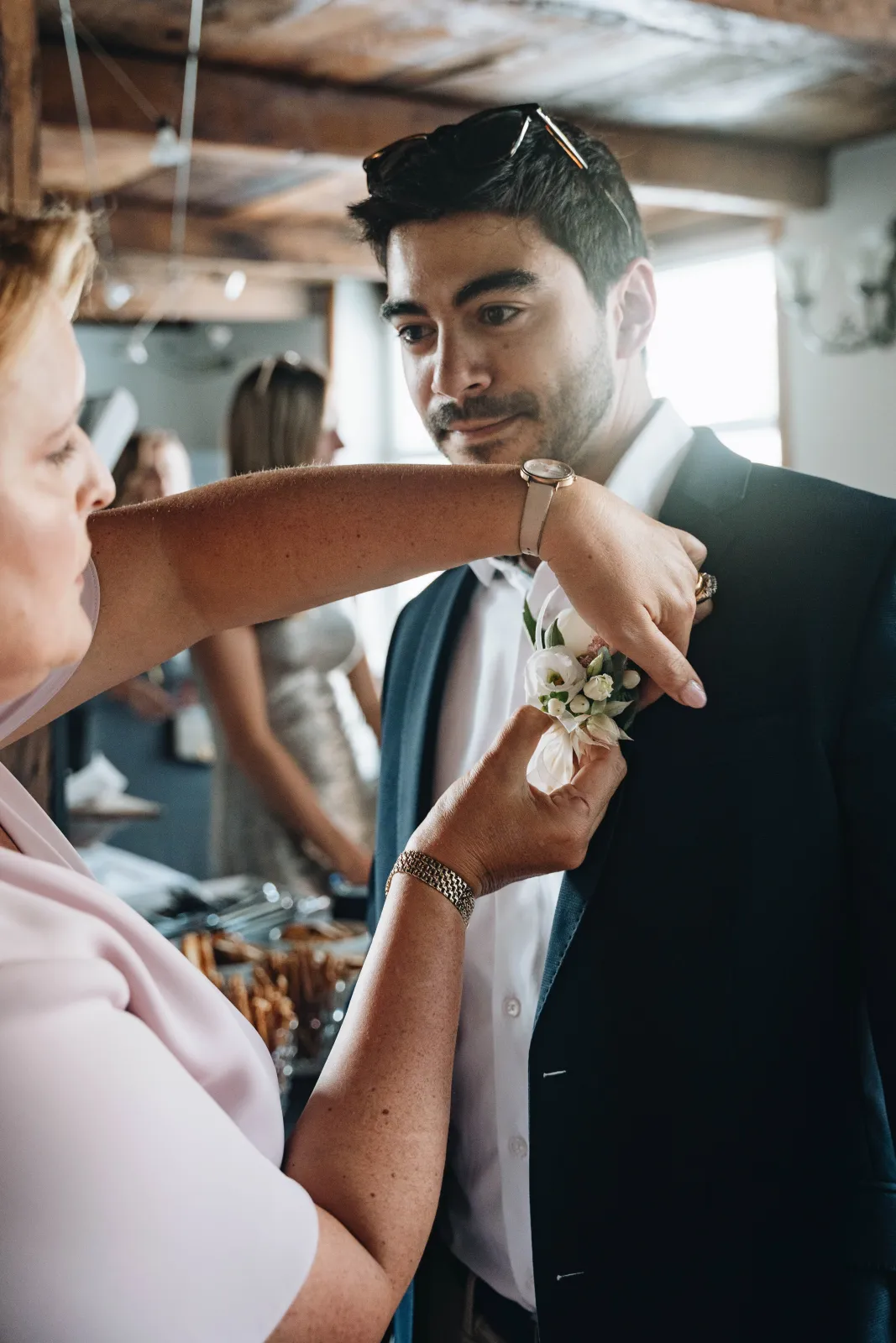 Bräutigam Getting Ready - Ansteckblume Hochzeit Hannover